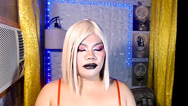 Show modela TSbrianaHugeCock na web-kameri