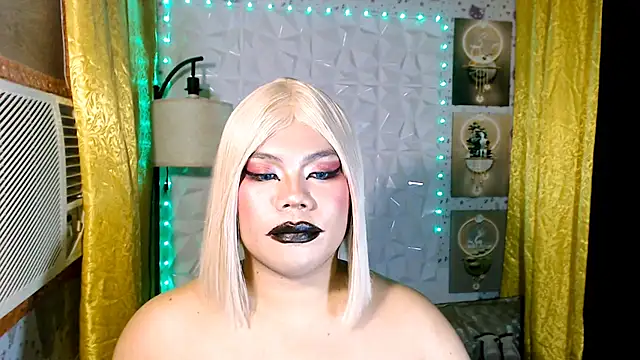 Show modela TSbrianaHugeCock na web-kameri