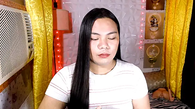 Show modela TSbrianaHugeCock na web-kameri