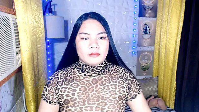 Show modela TSbrianaHugeCock na web-kameri