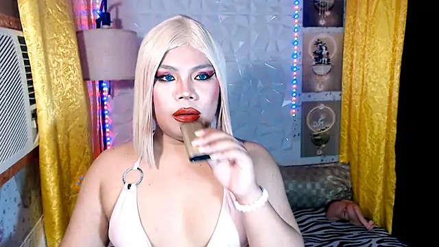 Show modela TSbrianaHugeCock na web-kameri