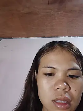 Pokazy przed kamerką – Ella_sayieee-squirter