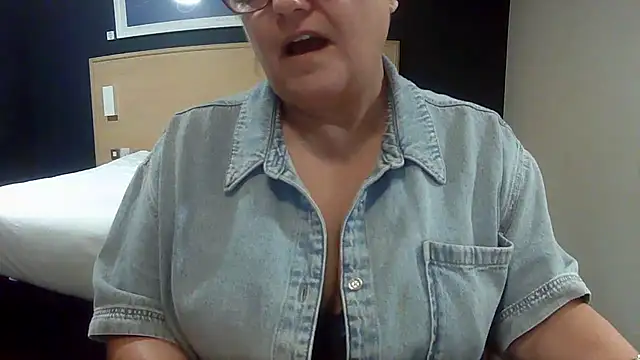 CurvyCrystalRedXX webcam show