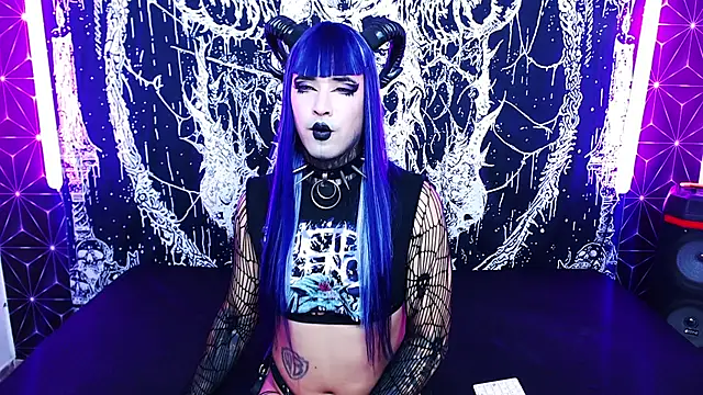 Pokazy przed kamerką – naomi_satan