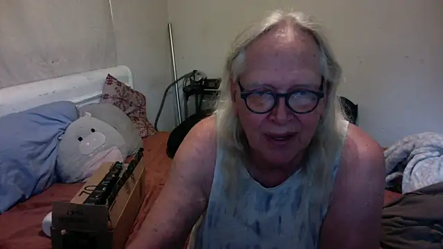 OldLadySara Show in webcam
