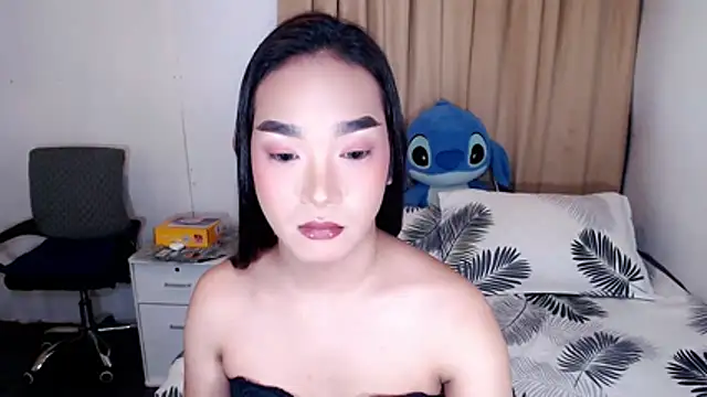 Show modela AsianHugeWildSaussage na web-kameri