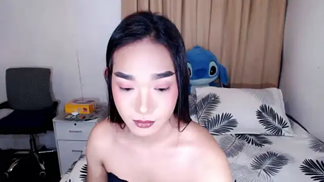 Show modela AsianHugeWildSaussage na web-kameri