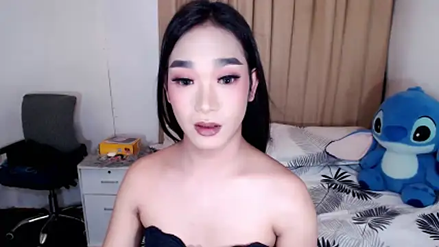הופעת וובקאם של AsianHugeWildSaussage