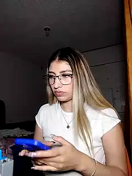 AliceTeenager___ élő XXX-chatje