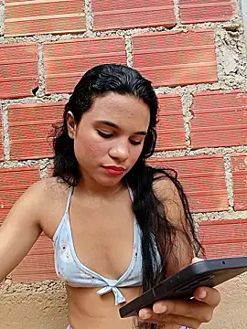 Pokazy przed kamerką – Little-Pussy-Sweet