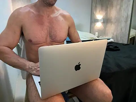 Show modela CasadoLutadorBigStuds na web-kameri
