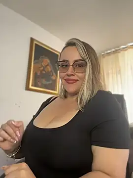 CurvyLust_x Show in webcam