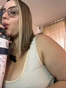 Pokazy przed kamerką – CurvyLust_x