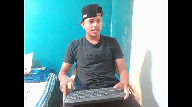 Show modela Andrew25- na web-kameri