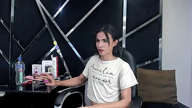 Show modela Aisha_hotts777 na web-kameri