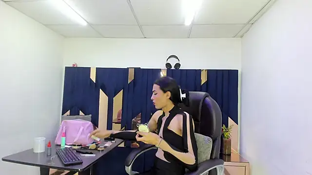 Aisha_hotts777 网络视讯表演