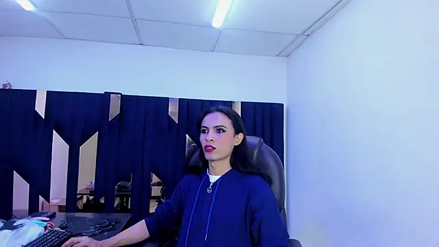 Pokazy przed kamerką – Aisha_hotts777