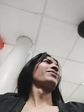 Pokazy przed kamerką – Aisha_hotts777