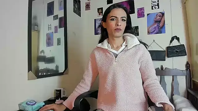 Pokazy przed kamerką – Aisha_hotts777