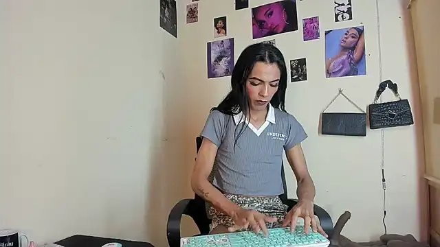 Show de Aisha_hotts777 na webcam