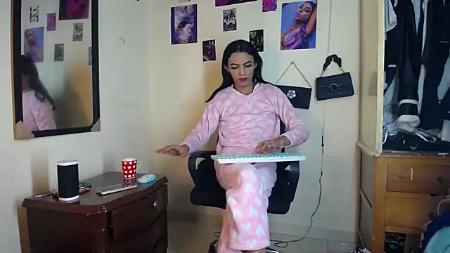 Show modela Aisha_hotts777 na web-kameri
