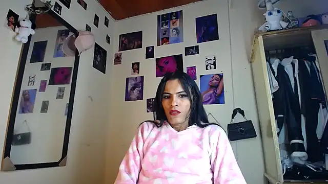 Pokazy przed kamerką – Aisha_hotts777