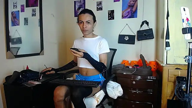 Pokazy przed kamerką – Aisha_hotts777
