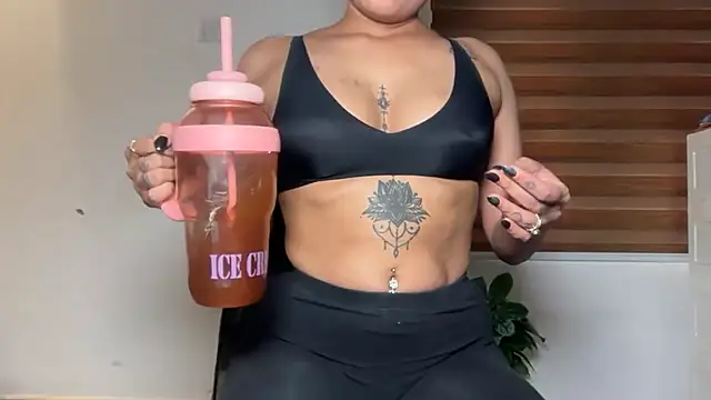 LucytheDevilQueen webkamerás műsora