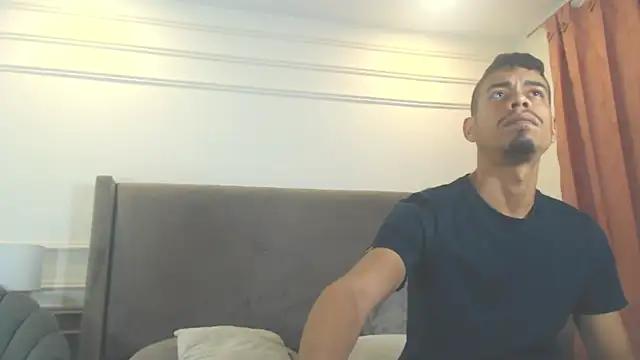 Webkamerová show latinbigcrazy