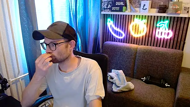 YourNaughtyLukas Webcamshow