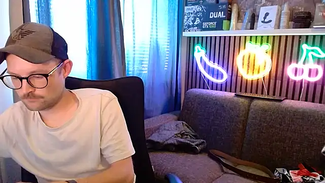 YourNaughtyLukas webcam show
