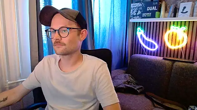 YourNaughtyLukas webcam show