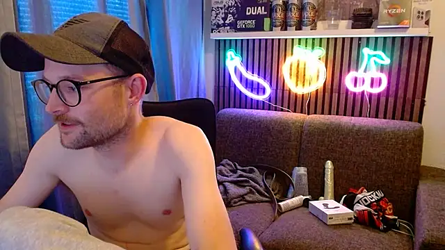 YourNaughtyLukas Webcamshow