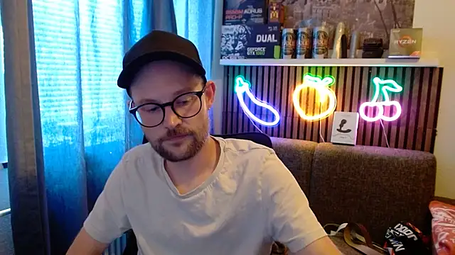 YourNaughtyLukas Webcamshow