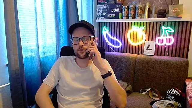 YourNaughtyLukas webcam show