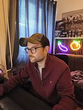 YourNaughtyLukas webcam show