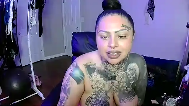 chicanachic13 Show in webcam