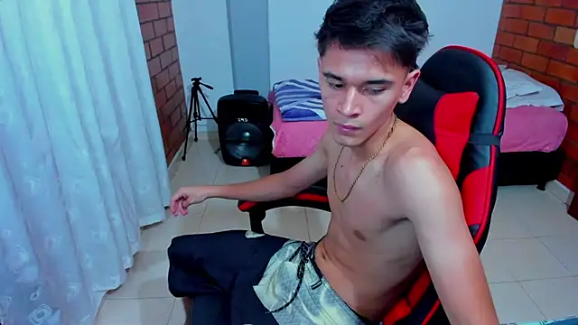 Aron_Boyy webcam show