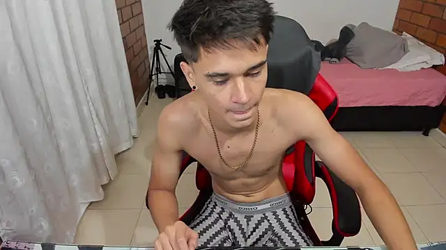 Aron_Boyy Webcamshow