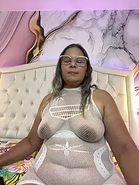 Lucy_Milf_474 Show in webcam