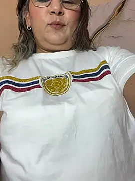 Lucy_Milf_474 Show in webcam
