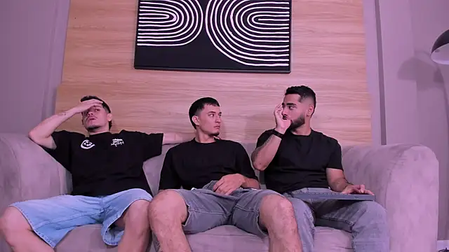 Show modela mike_friends na web-kameri
