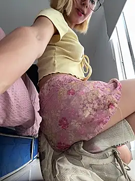SweetBunnyGF Show in webcam