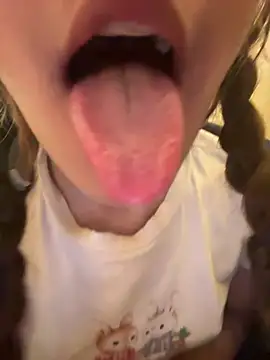 SweetBunnyGF Show in webcam