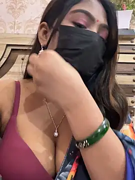 Cute-Ananyaa: διαδικτυακό σόου στην κάμερα