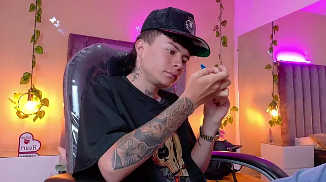 Nascary_Fox Show in webcam