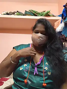 revathisree: διαδικτυακό σόου στην κάμερα