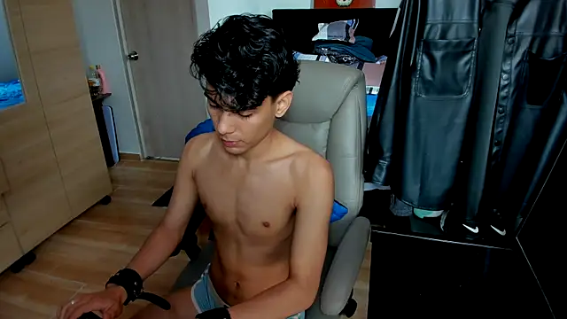 AliottTwink webcam show