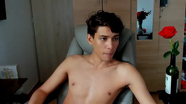 AliottTwink XXX чат на живо