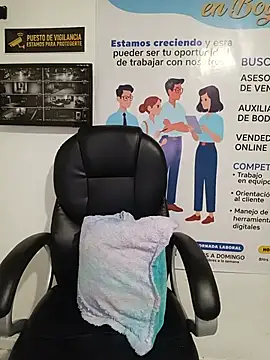 MAYE__13: διαδικτυακό σόου στην κάμερα